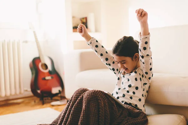 Niña sosteniendo la tableta — Foto de Stock