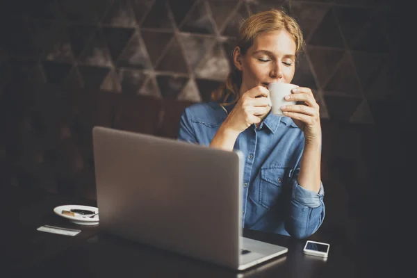 Όμορφη νεαρή γυναίκα με το laptop στο καφέ — Φωτογραφία Αρχείου