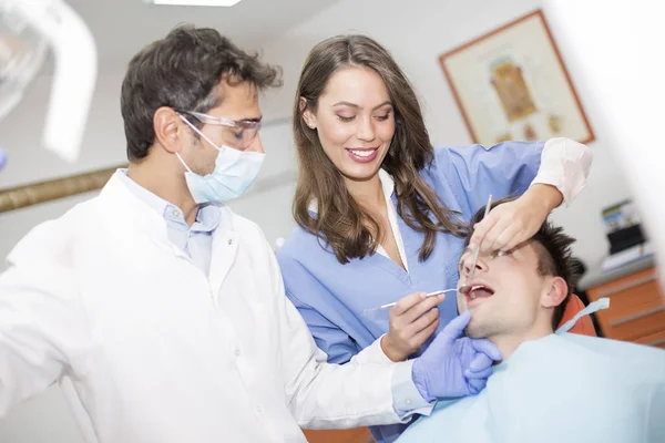 Junger Mann beim Zahncheckup — Stockfoto