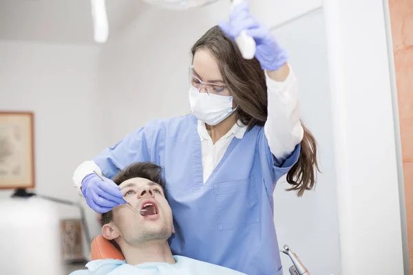 Dişçi ofisinde tıbbi araştırma — Stok fotoğraf