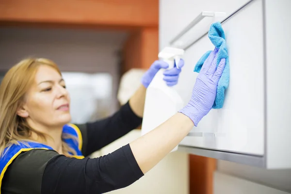Temizlikçi kadın diş Office — Stok fotoğraf