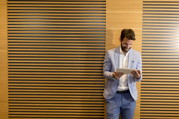 Homem de negócios moderno com tablet no escritório — Fotografia de Stock