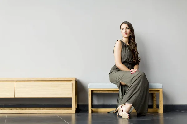 Jolie jeune femme dans la chambre — Photo