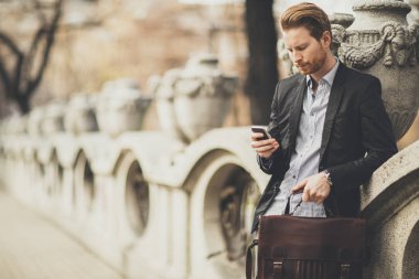 İşadamı ile bir sokakta hareket eden telefon