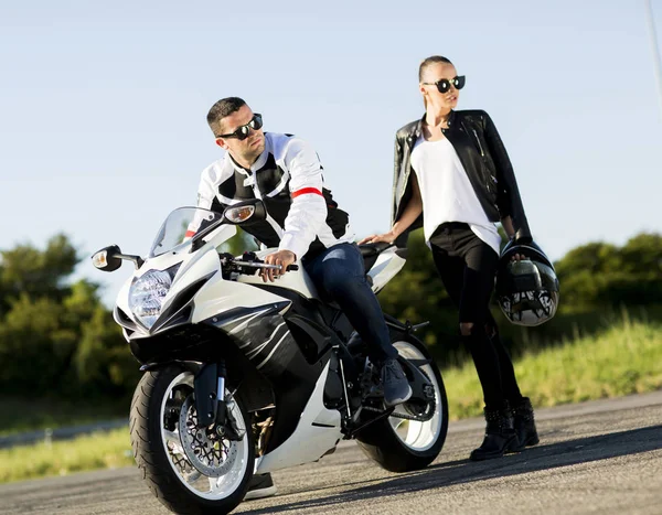 Casal elegante na motocicleta — Fotografia de Stock