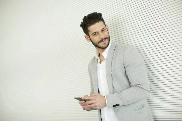 Homme avec téléphone portable dans le bureau — Photo