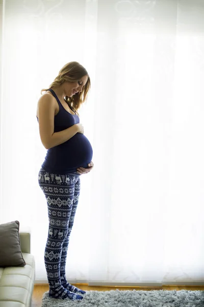 Fiatal terhes nő a hálószobában — Stock Fotó