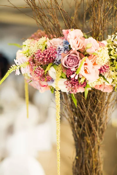 Masanın üzerine çiçek düğün dekorasyon — Stok fotoğraf
