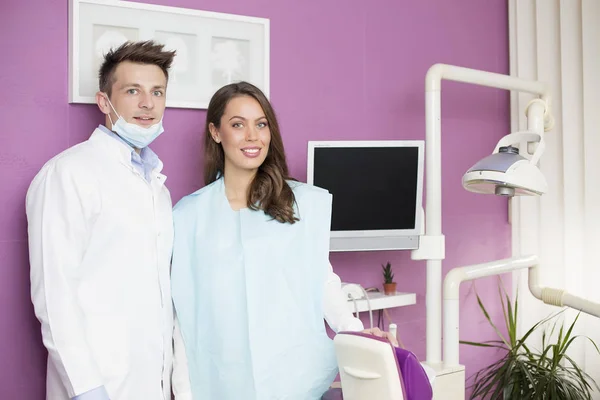 Paciente fazendo exame dentário — Fotografia de Stock