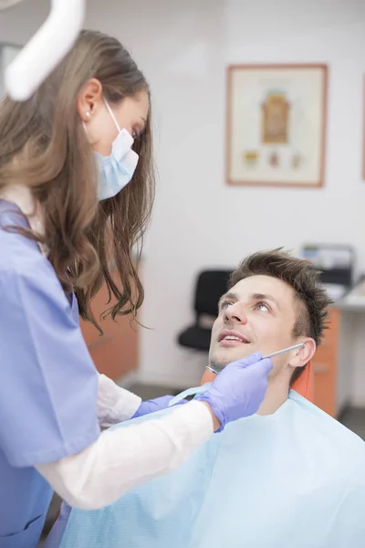 有牙科检查的病人 — 图库照片