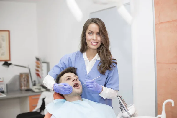 Paciente fazendo exame dentário — Fotografia de Stock