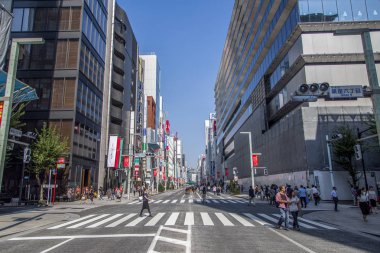 Ginza sokakta insanlar