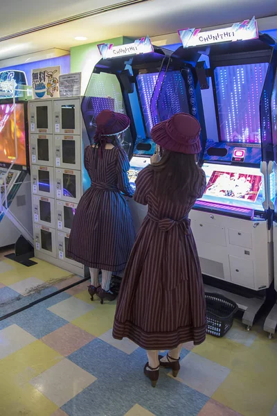 Mulheres em arcades em Tóquio — Fotografia de Stock