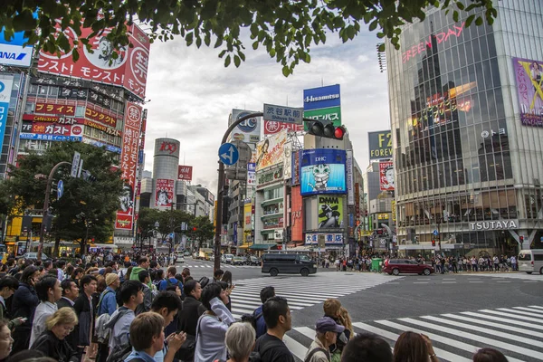 Personas no identificadas en la calle en Shibuya — Foto de Stock