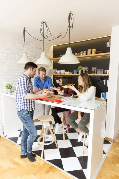 Vänner som äter pizza — Stockfoto