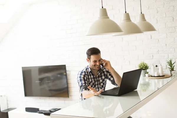 Homem com um laptop em casa — Fotografia de Stock