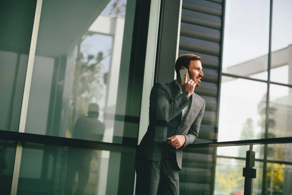 Jonge moderne zakenman met smartphone — Stockfoto