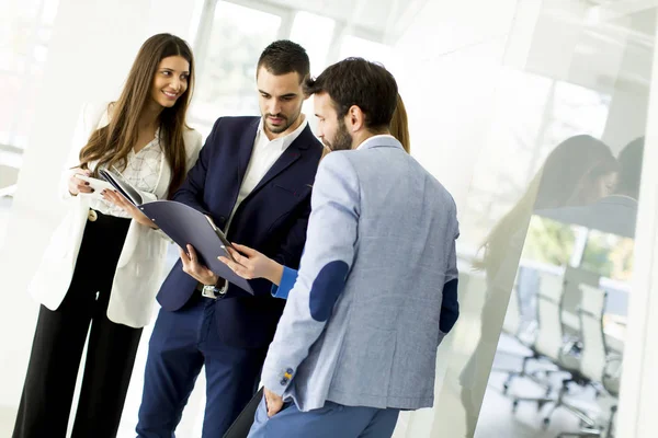 Jóvenes empresarios en el cargo — Foto de Stock