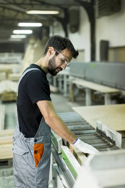 Homem trabalhando na fábrica de madeira — Fotografia de Stock