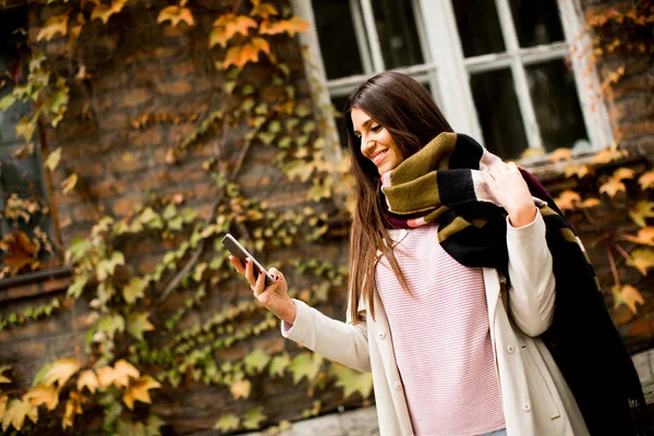 Woman with phone outdoor — Stock Photo, Image