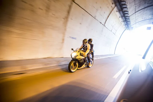 Stilvolles Paar auf dem Motorrad — Stockfoto