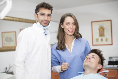 Diş chekup sahip genç adam