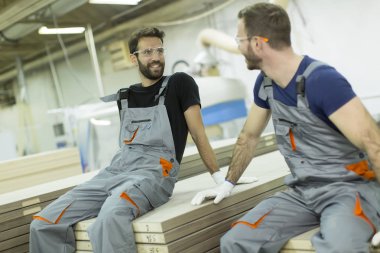 Kereste atölyesinde çalışan genç erkekler