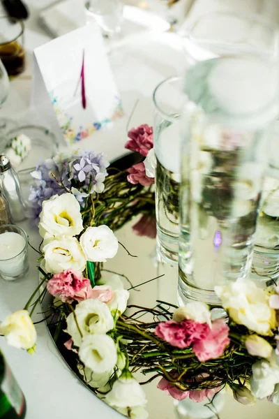 テーブルの上の花の結婚式の装飾 — ストック写真