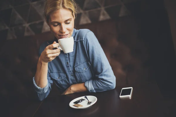 携帯電話付きのカフェに座っている女性 — ストック写真