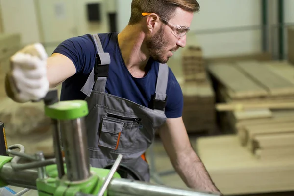 Man som arbetar i fabrik — Stockfoto