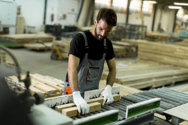 Kereste fabrikasında çalışan adam