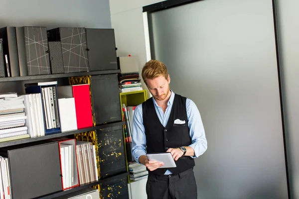 Ung man med tablett — Stockfoto