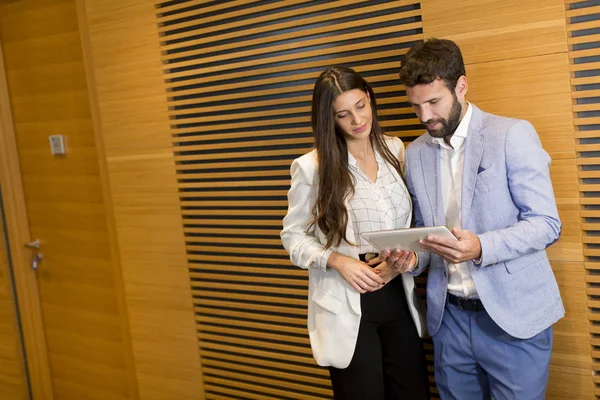 Jóvenes empresarios en el cargo — Foto de Stock