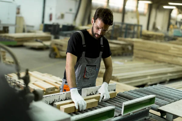 Mannen arbetar inom virke fabriken — Stockfoto