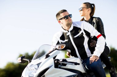 Şık çift motosiklet üzerinde