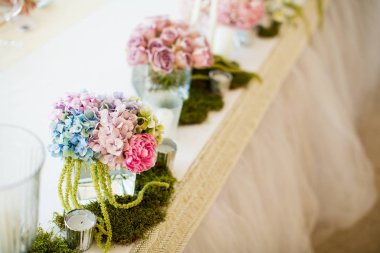 Masanın üzerine çiçek düğün dekorasyon