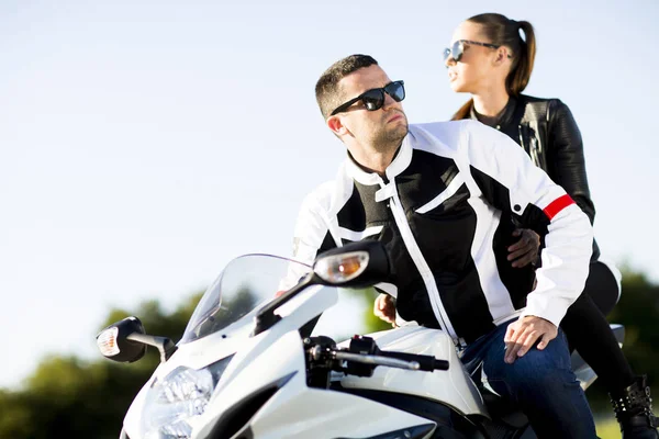 在摩托车上对时髦的夫妻 — 图库照片