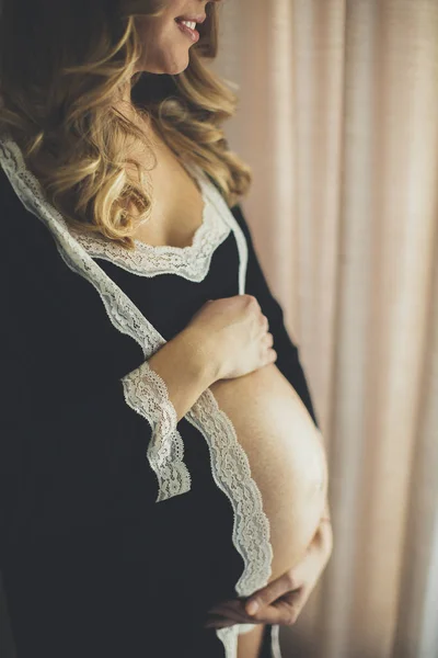 Mujer embarazada joven en el dormitorio — Foto de Stock