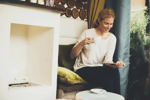 Vrouw zitten in cafe met tablet — Stockfoto