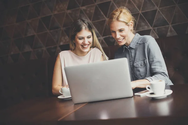 Jovens mulheres no café com tablet — Fotografia de Stock