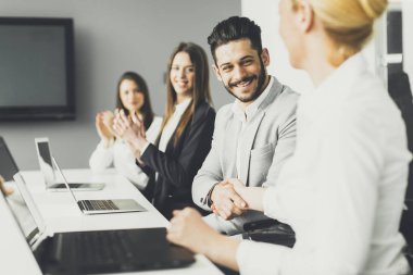 Ofisteki iş adamları.