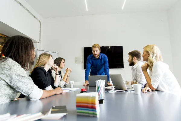 Gente de negocios en la oficina —  Fotos de Stock