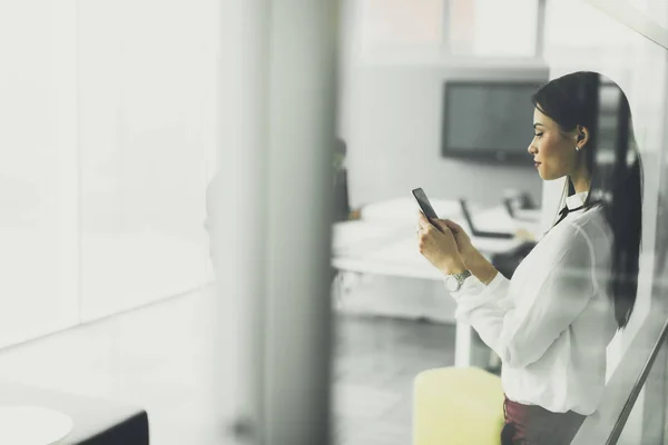 Mujer joven en la oficina — Foto de Stock