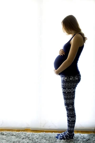 Jeune femme enceinte dans la chambre — Photo