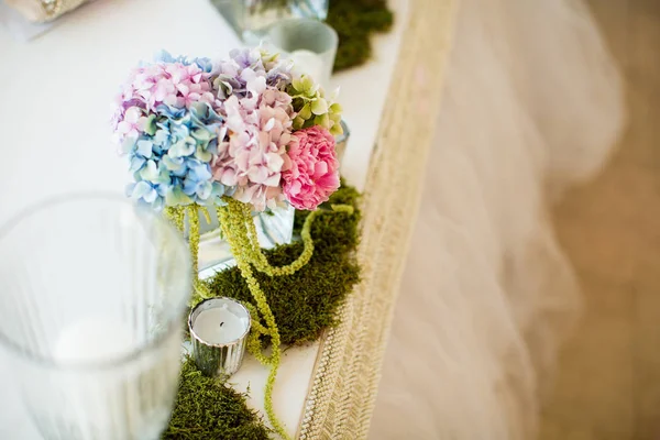 Esküvői virágdekoráció az asztalon — Stock Fotó