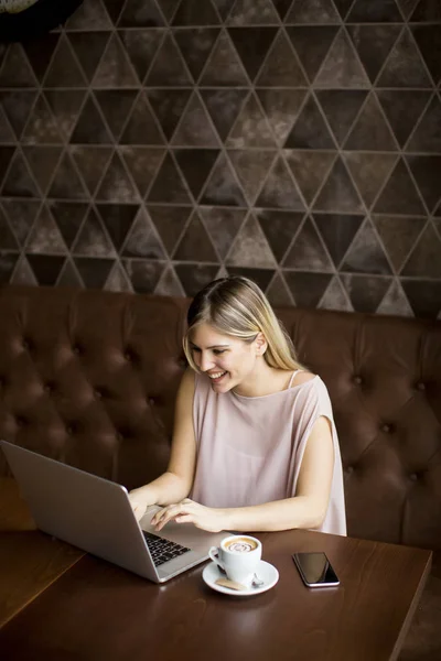 Joven freelancer mujer con portátil — Foto de Stock