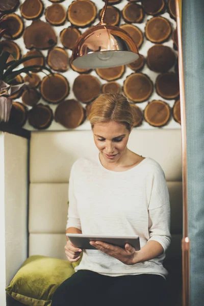 Femme assise dans un café avec tablette — Photo