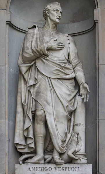 Amerigo Vespucci statue in Florence — Stockfoto