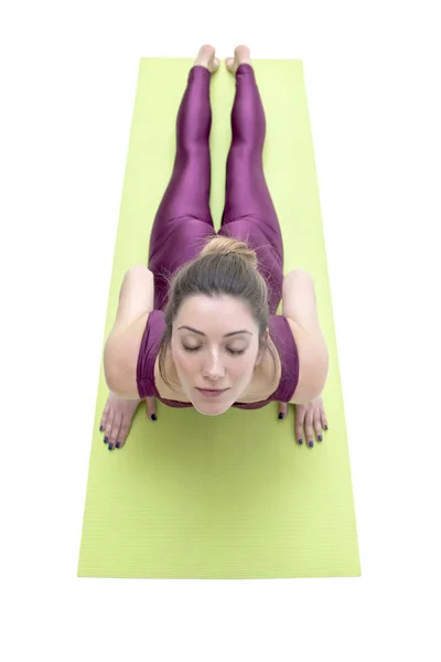 Jovem mulher praticando Yoga — Fotografia de Stock