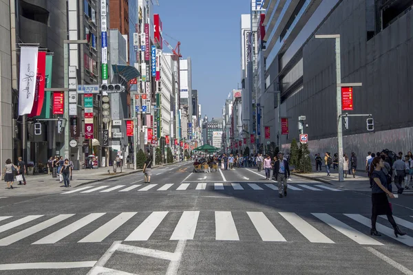 Gente en la calle en Ginza — Foto de Stock